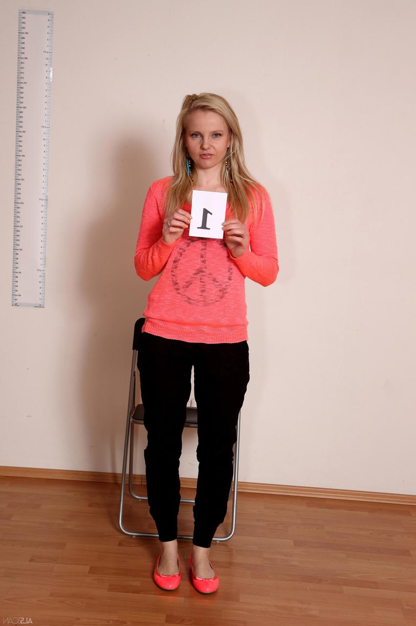 17P Linda adolescente rubia amateur pierde la ropa para ponerse en cuclillas desnuda en una prueba de casting