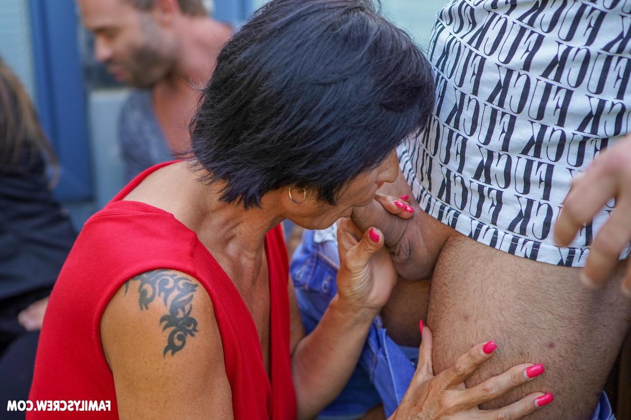 20P La salope mature Valentina Sierra fait une pipe dans une orgie coquine en plein air.