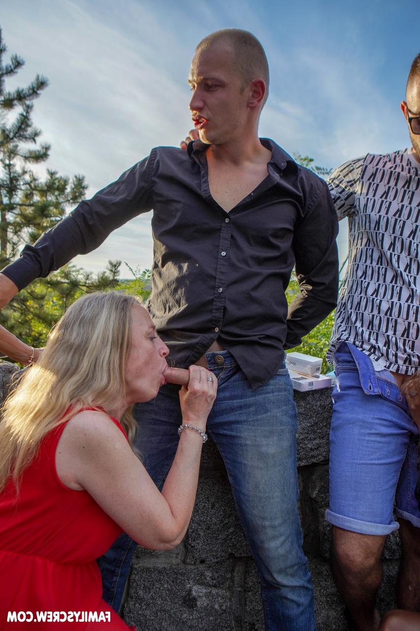 20P La salope mature Valentina Sierra fait une pipe dans une orgie coquine en plein air.