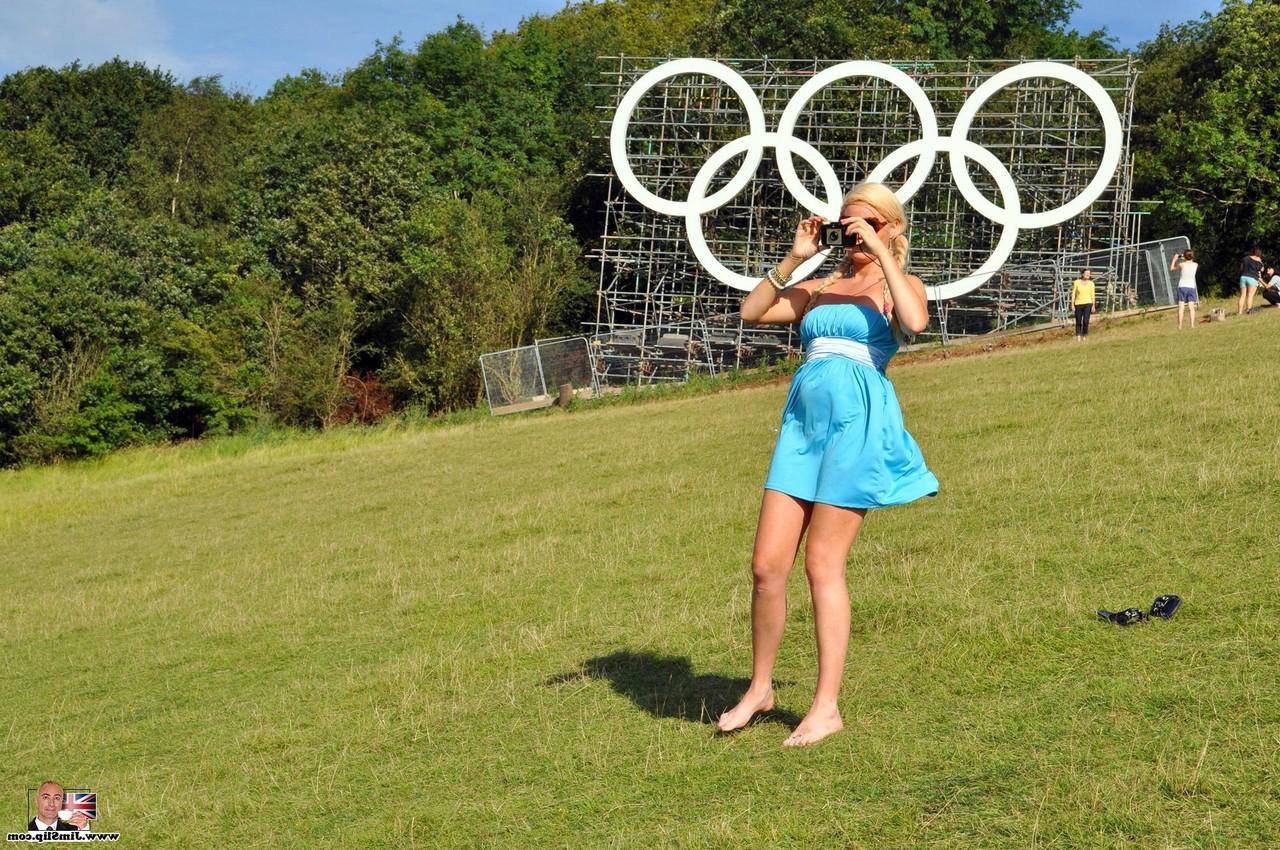 20P Aeromoça amadora Diana fodendo o pau de um velho em seu uniforme sexy