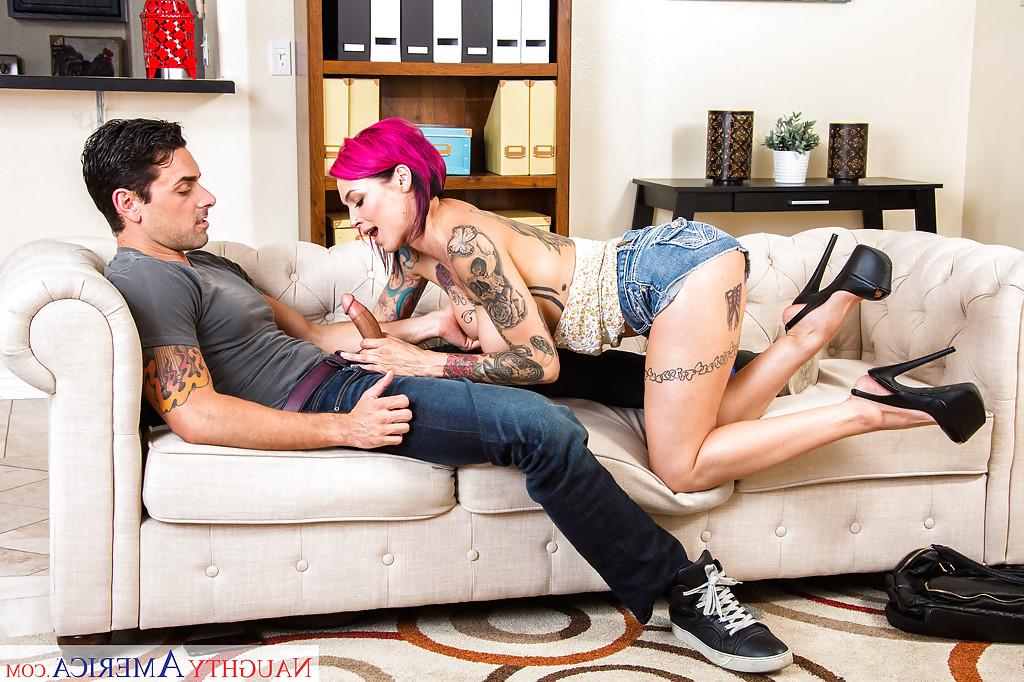 16P A estrela pornográfica tatuada de MILF Anna Bell Peaks fodendo um pau grande durante o sexo hardcore