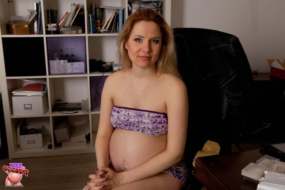 15P Une fille enceinte modèle un maillot de bain trois pièces avant de se mettre totalement nue