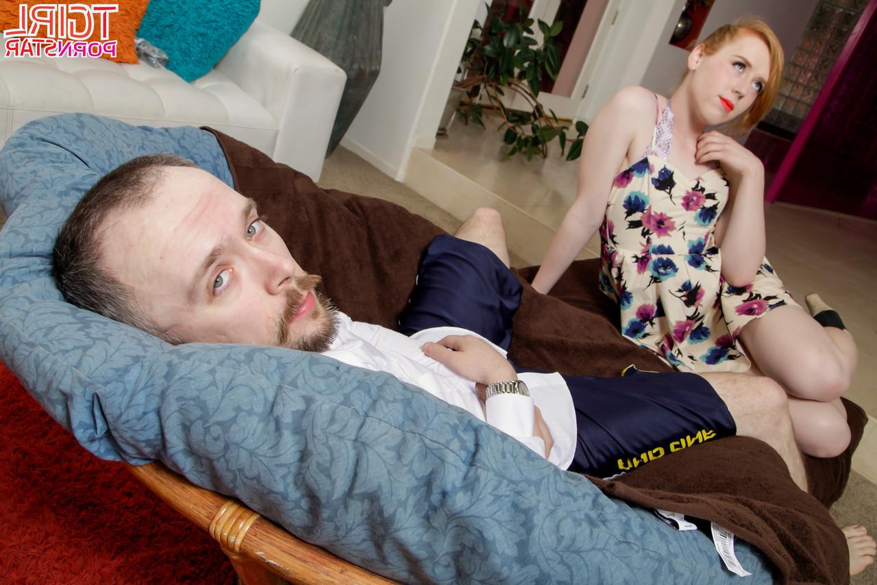 16P Die versauten Transen Natalie Mars und Shiri Allwood ziehen sich aus und geben einen Doppel-BJ in POV