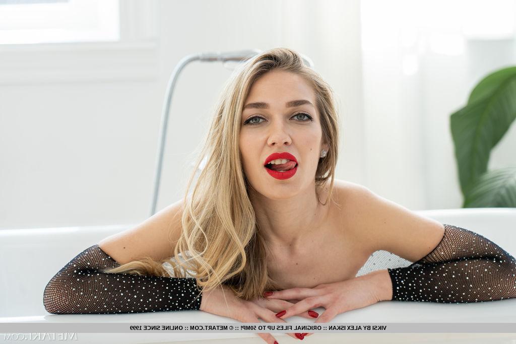 18P Der blonde Teenager Viksi leckt sich die roten Lippen, während er sich völlig nackt auszieht