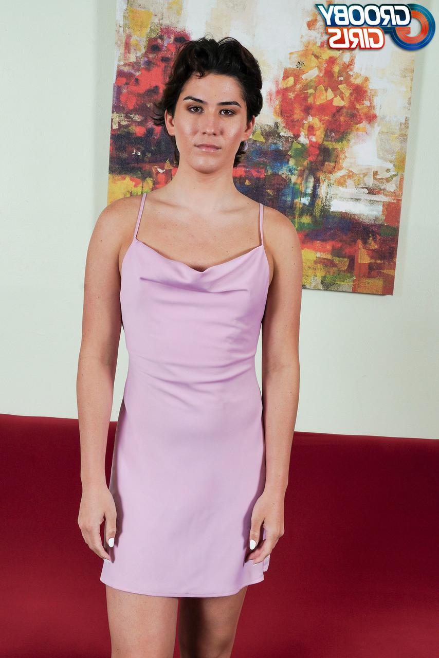 16P Die dunkelhaarige Shemale Jessa zieht sich bis auf die Fersen aus und neckt sie mit ihrem großen Arsch