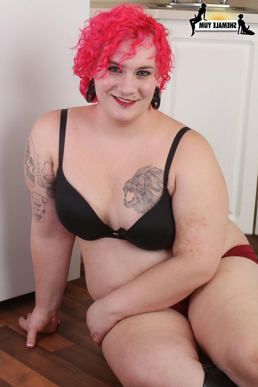 16P La transexuelle potelée Haley Rose montre son gros cul et branle sa petite bite.