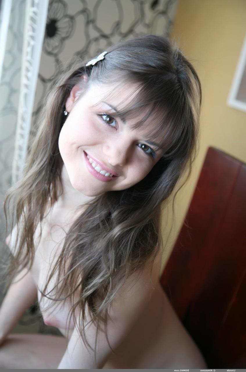 20P Linda adolescente Linnda mostra seus peitos pequenos e buceta aparada toda nua