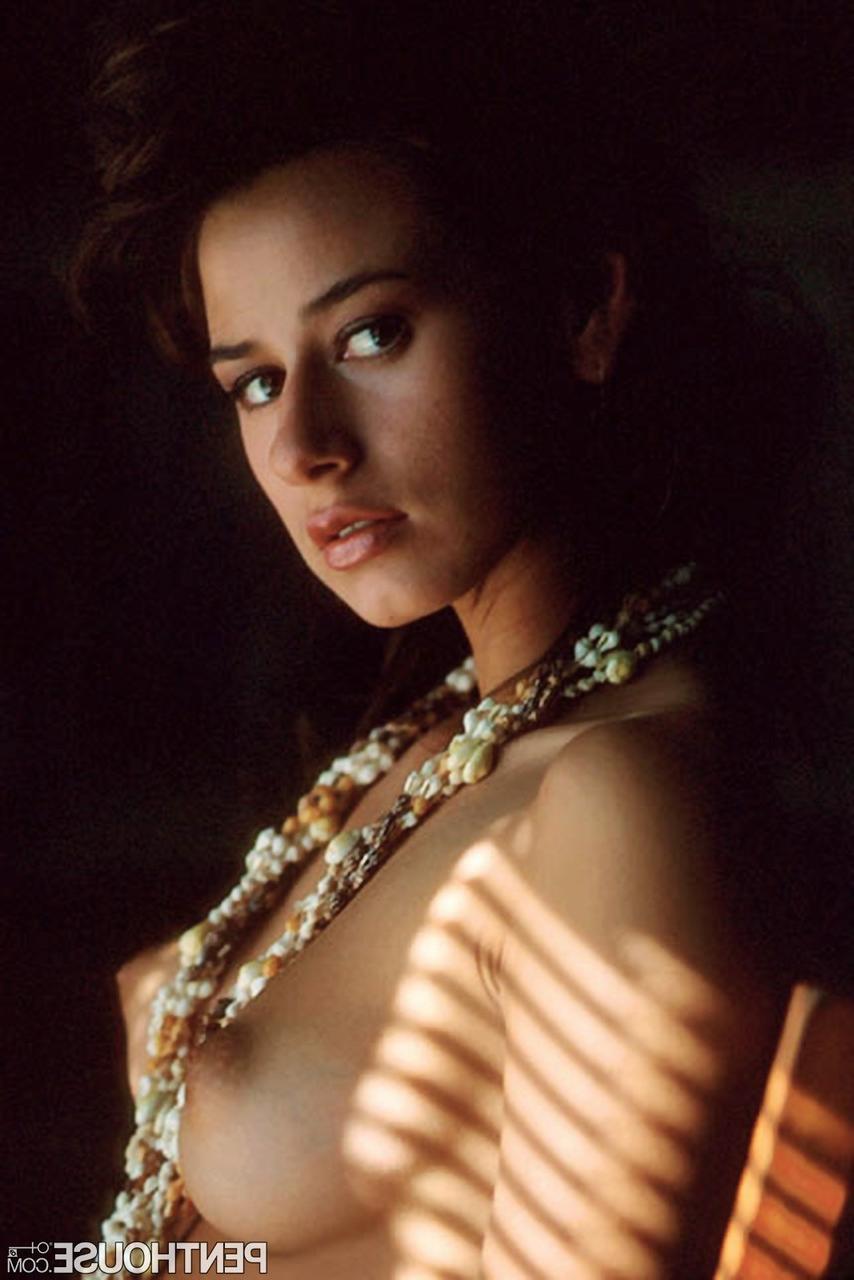 20P La belle page centrale Tami Hogen exhibe sa chatte poilue et ses seins chauds.