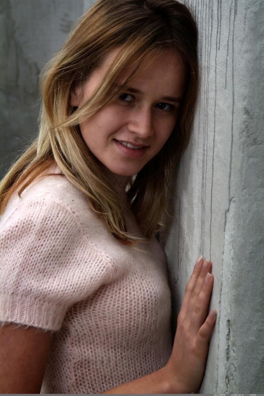 20P A adolescente gostosa Julie F posando nua com seus saltos sensuais no chuveiro
