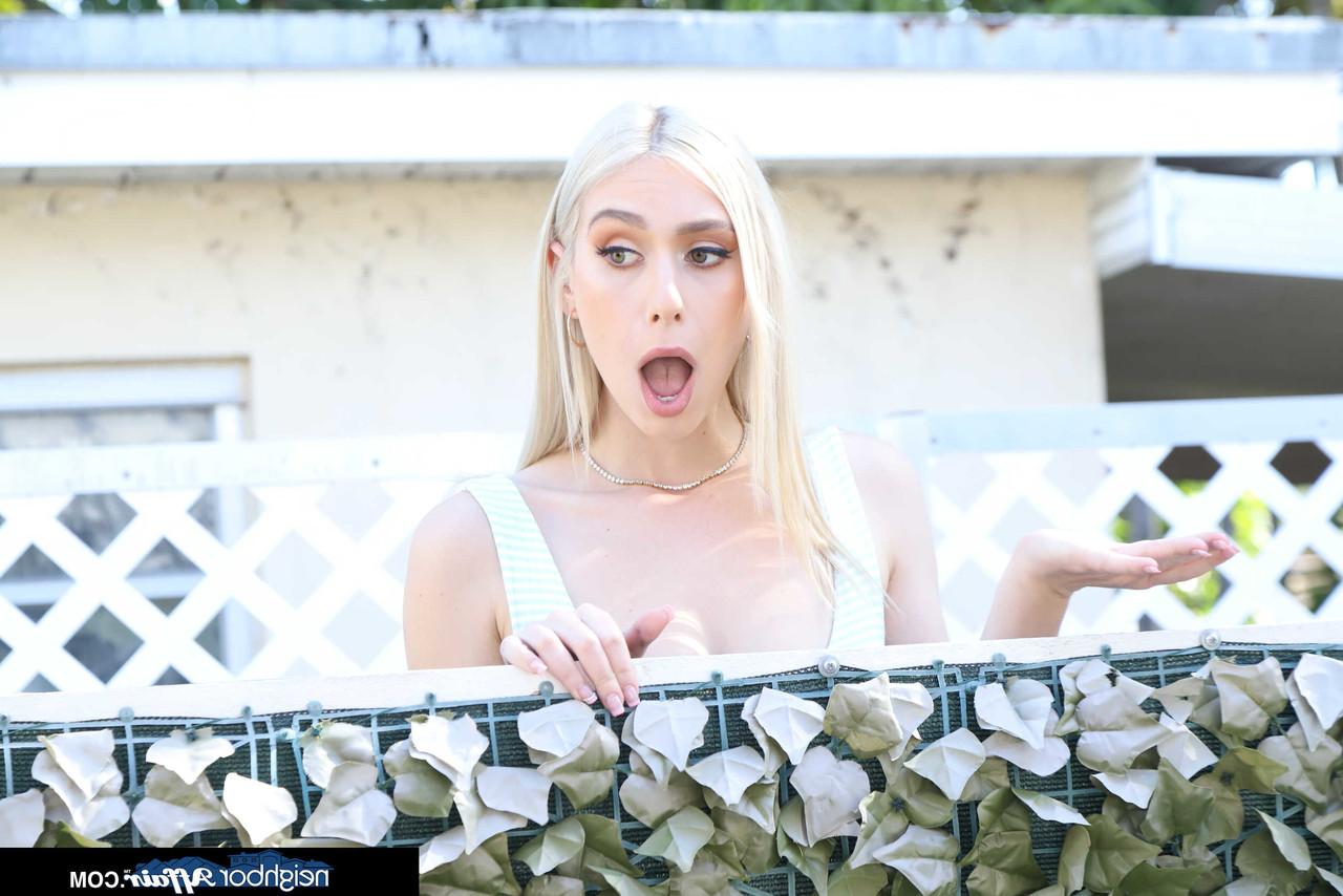 20P Der blonde Pornostar Kay Lovely beugt sich über den Terrassentisch und wird im Doggystyle gefickt