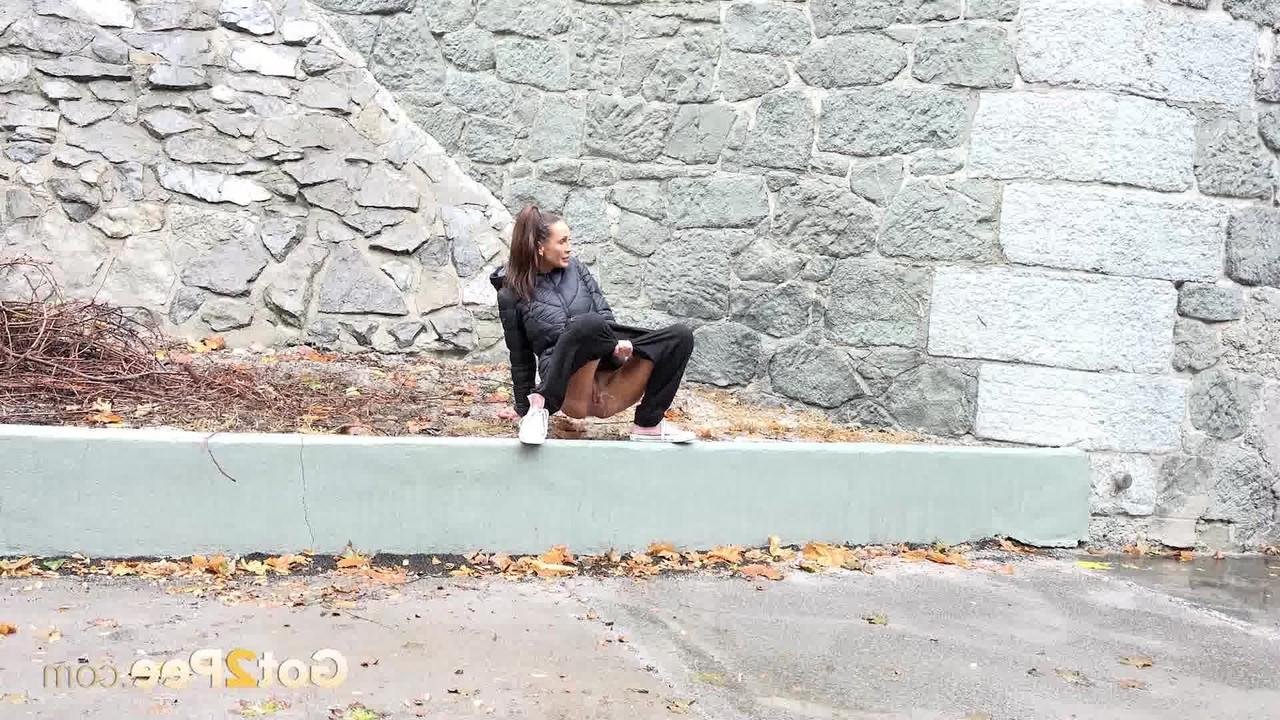 15P Sexy MILF Cynthia Vellons faz xixi muito necessário perto de um viaduto