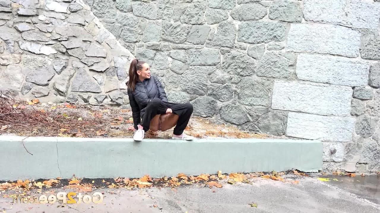 15P Sexy MILF Cynthia Vellons faz xixi muito necessário perto de um viaduto