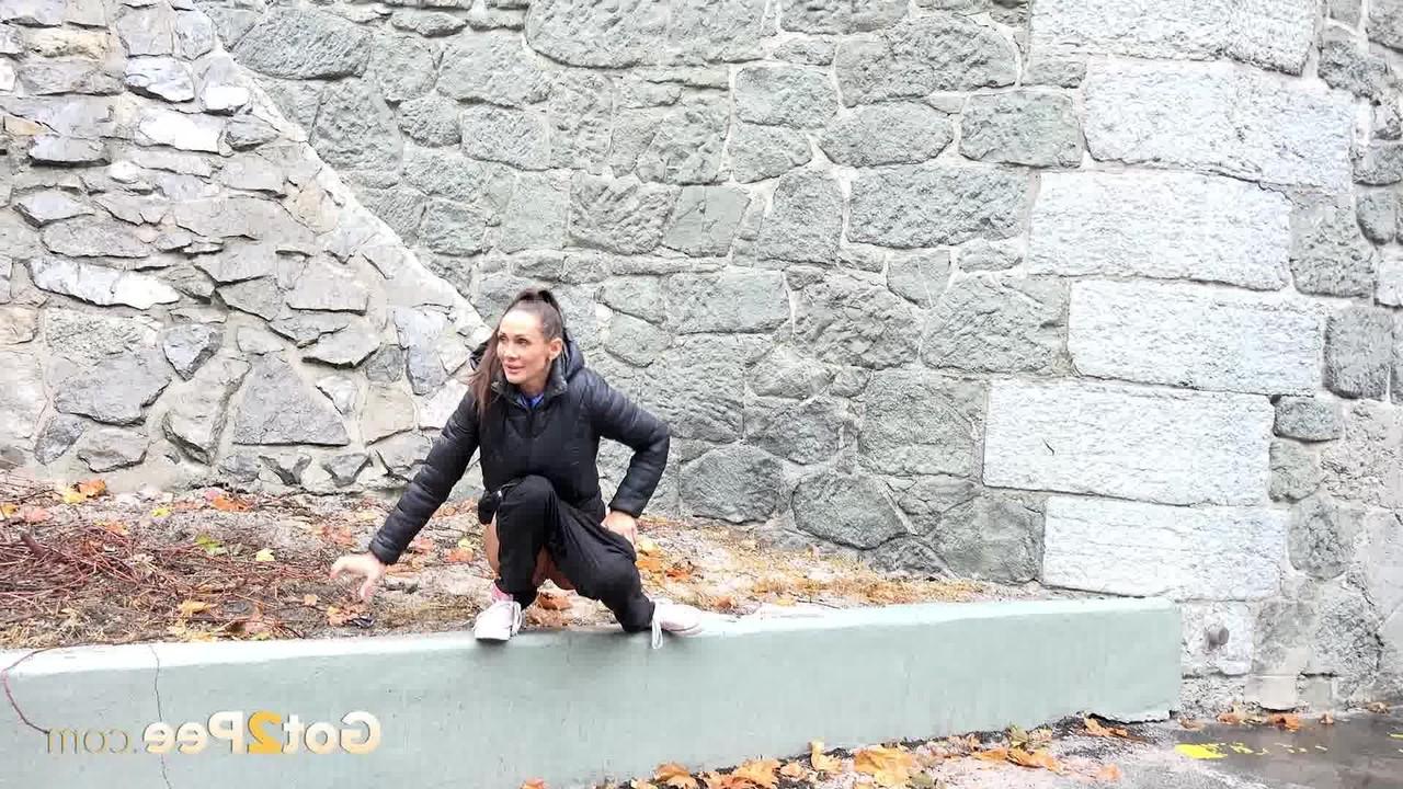15P Sexy MILF Cynthia Vellons faz xixi muito necessário perto de um viaduto