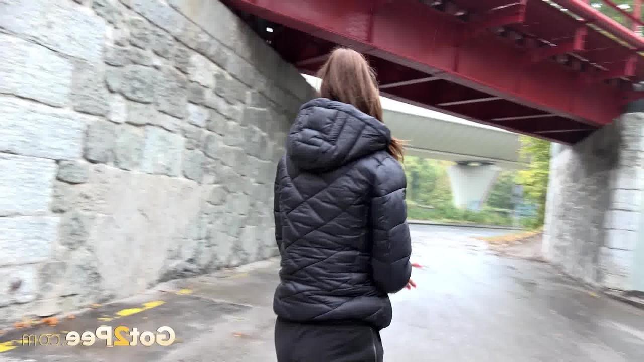 15P Sexy MILF Cynthia Vellons faz xixi muito necessário perto de um viaduto