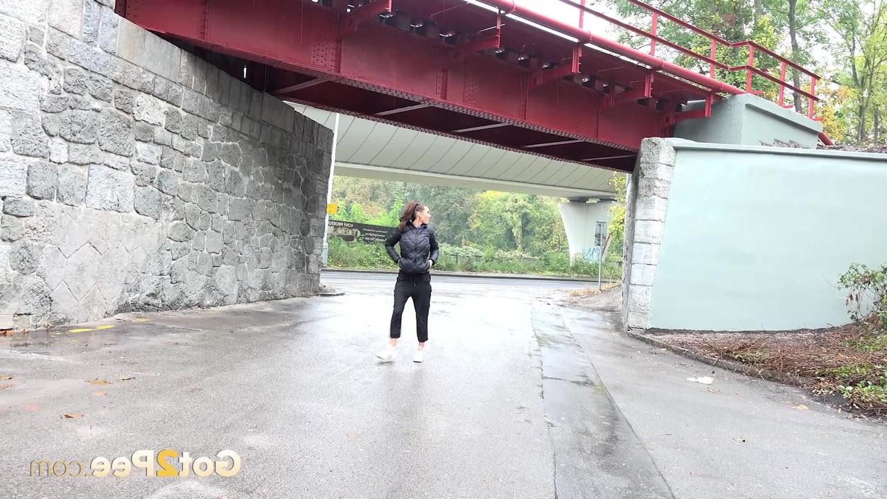 15P Sexy MILF Cynthia Vellons faz xixi muito necessário perto de um viaduto