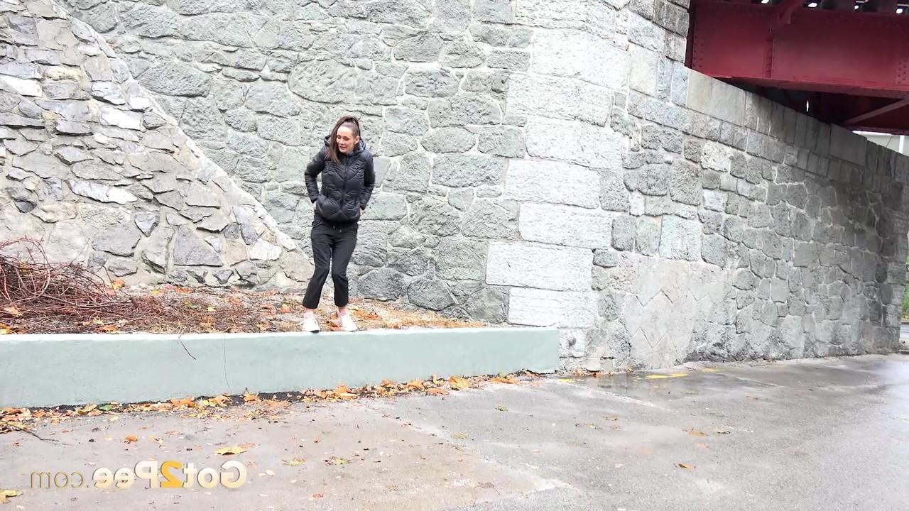 15P Sexy MILF Cynthia Vellons faz xixi muito necessário perto de um viaduto