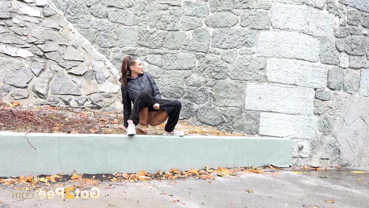 15P Sexy MILF Cynthia Vellons faz xixi muito necessário perto de um viaduto