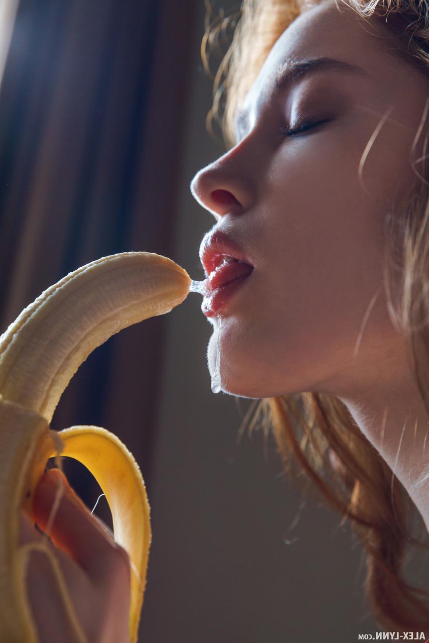 17P La pelirroja pálida Jia Lissa se mete los dedos en el coño adolescente después de comerse un plátano