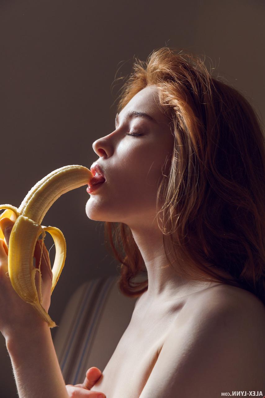 17P La pelirroja pálida Jia Lissa se mete los dedos en el coño adolescente después de comerse un plátano