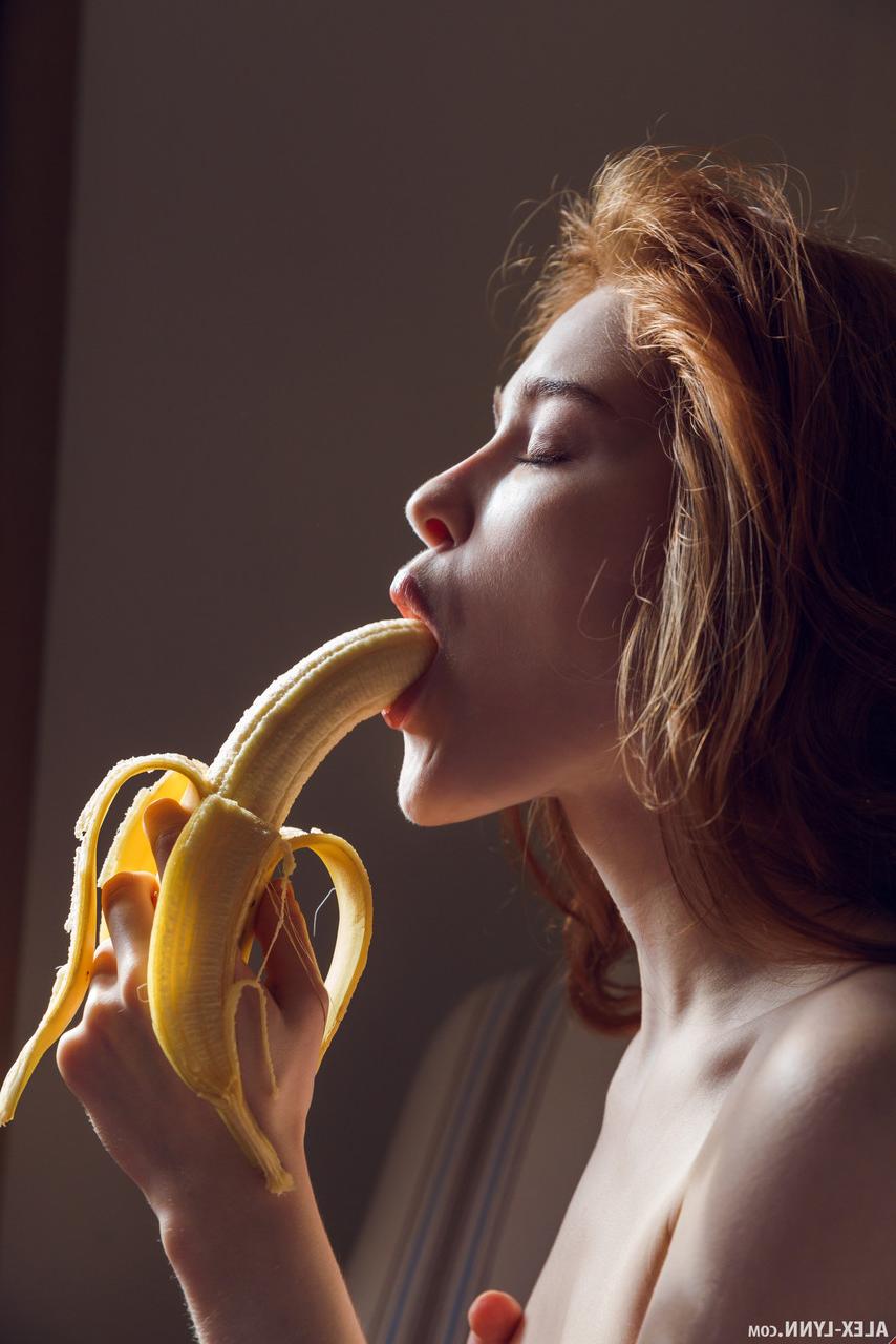 17P La pelirroja pálida Jia Lissa se mete los dedos en el coño adolescente después de comerse un plátano