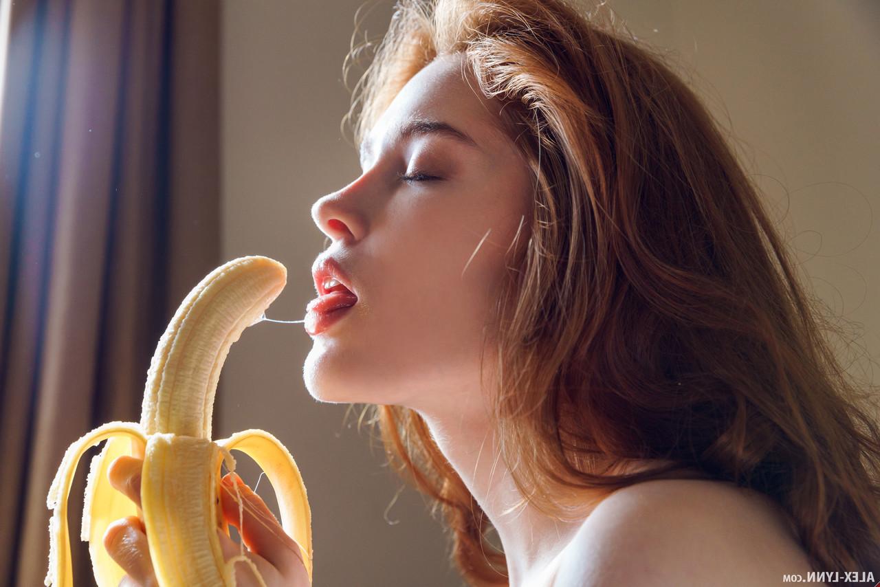17P La pelirroja pálida Jia Lissa se mete los dedos en el coño adolescente después de comerse un plátano