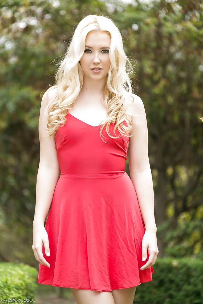 16P Amadora gata adolescente Samantha Rone posando ao ar livre em um vestido de verão
