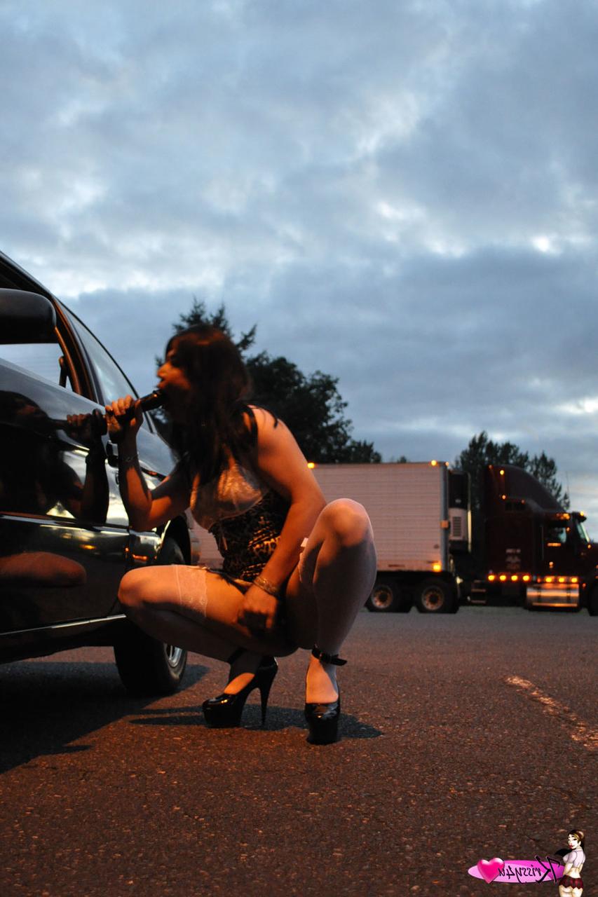16P Travesti asiática de cabelos escuros em meias chupa e monta um vibrador em um carro