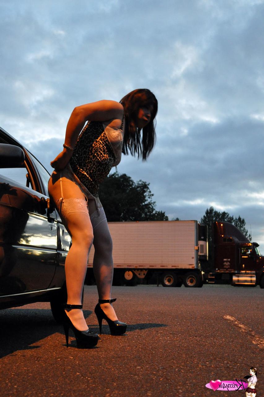 16P Travesti asiática de cabelos escuros em meias chupa e monta um vibrador em um carro