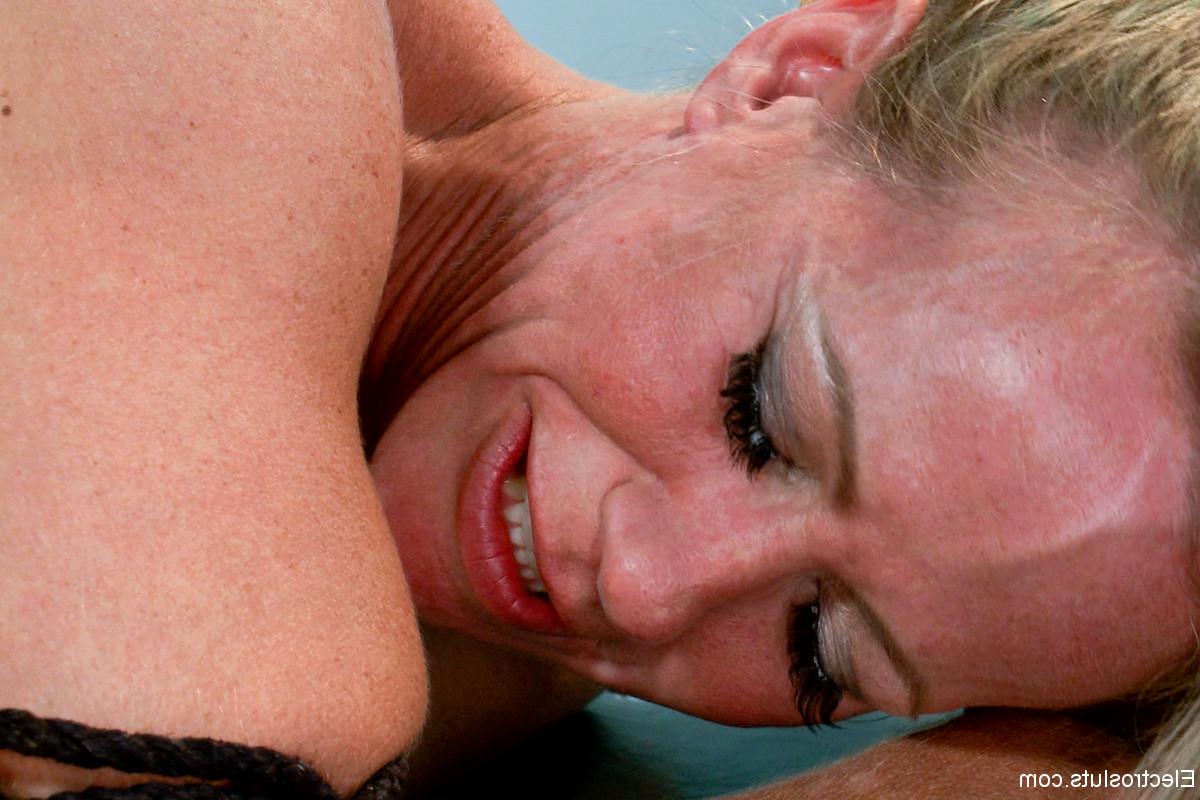 20P BDSM女王シャネル・プレストンが大きな尻で金髪熟女を分析する