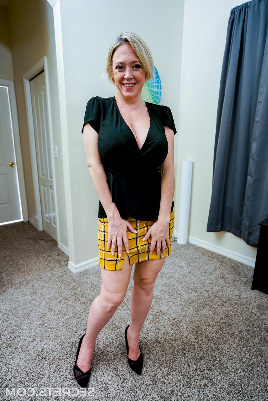 20P Curvy MILF Dee Williams fucks a big cock while her girlfriend looks on
