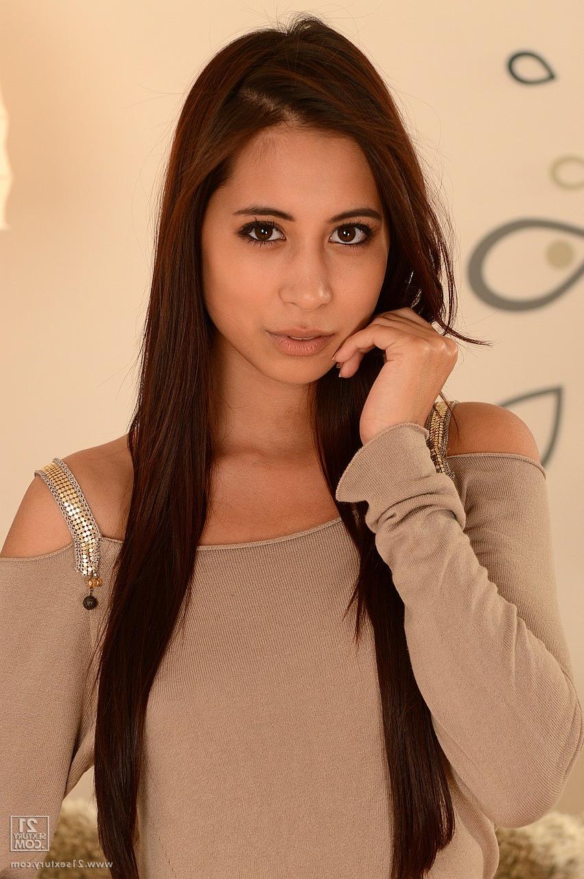 20P A linda gata tcheca Paula Shy se masturba buceta com tesão e vibrador em solo quente