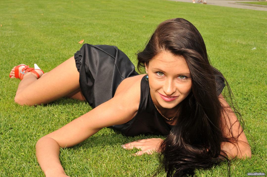 16P Chica rusa de piernas largas con pelo hasta el culo muestra faldas sin bragas en público