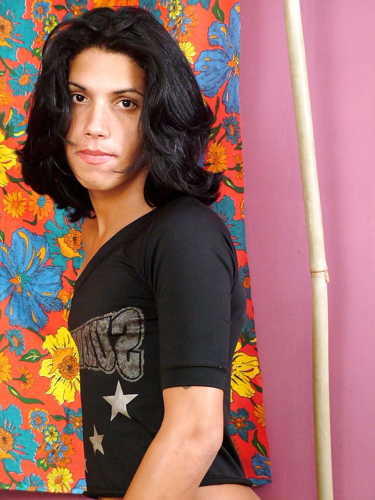 16P Tatuada solo Latina travesti Aline Rios exibindo bela bunda em calcinha fio dental