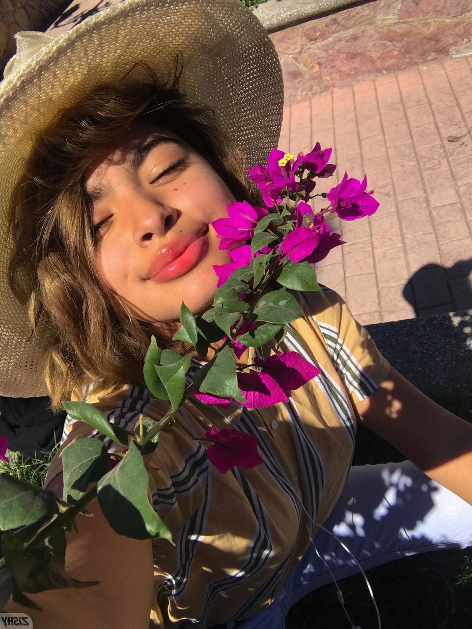 13P A amadora Hazel Heart expõe seus lindos seios e posa em sua cama