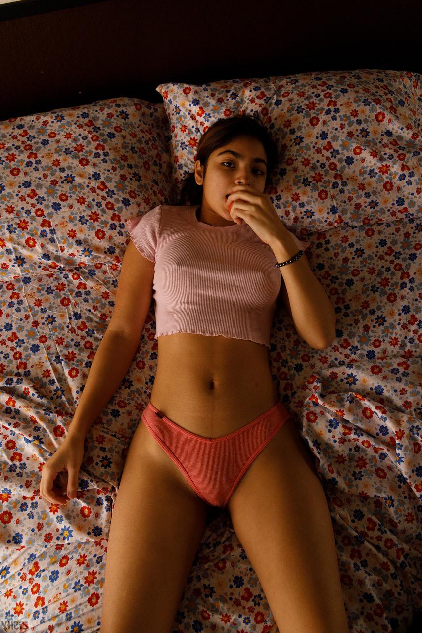 13P A amadora Hazel Heart expõe seus lindos seios e posa em sua cama