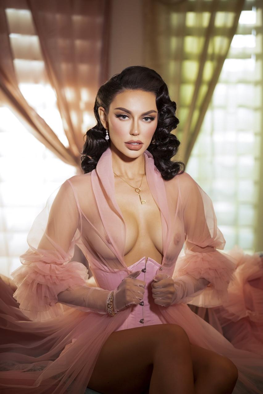 12P La morena caliente Bryona Ashly acaricia su raja apretada durante una actuación en solitario