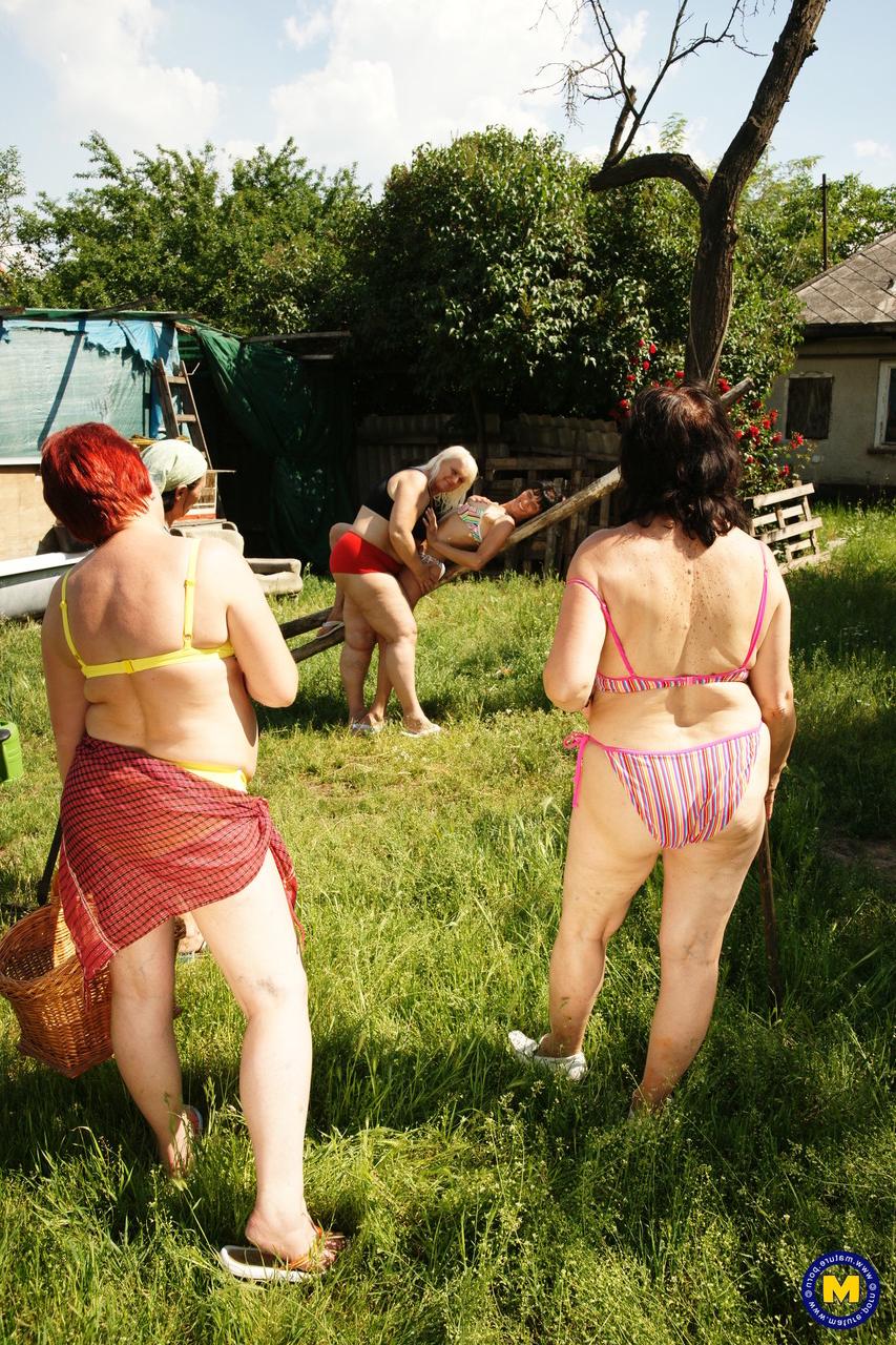 20P Des amateurs matures et coquins se déshabillent et profitent d'une orgie coquine dans le jardin.