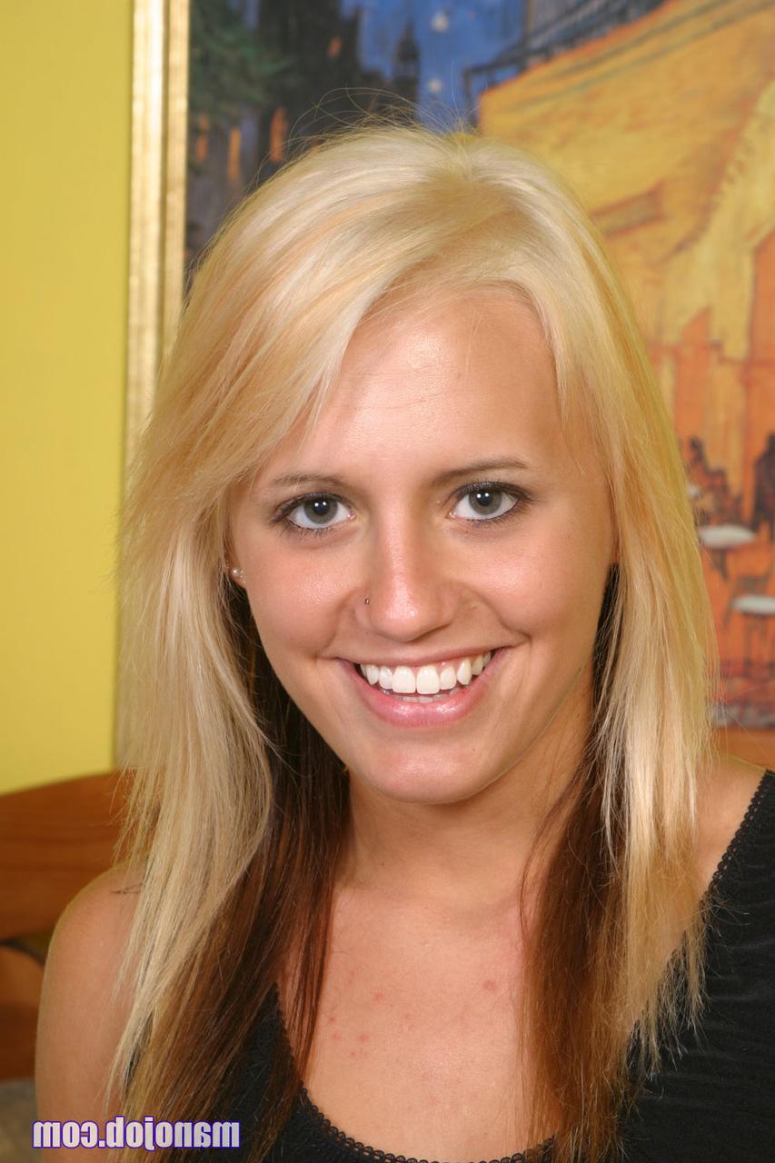 15P La rubia Jacky Joy se desnuda antes de masturbarse con una gran polla