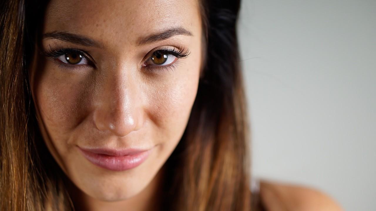 14P La petite brune Eva Lovia montre ses seins chauds et son gros cul avant de frotter son manchon.