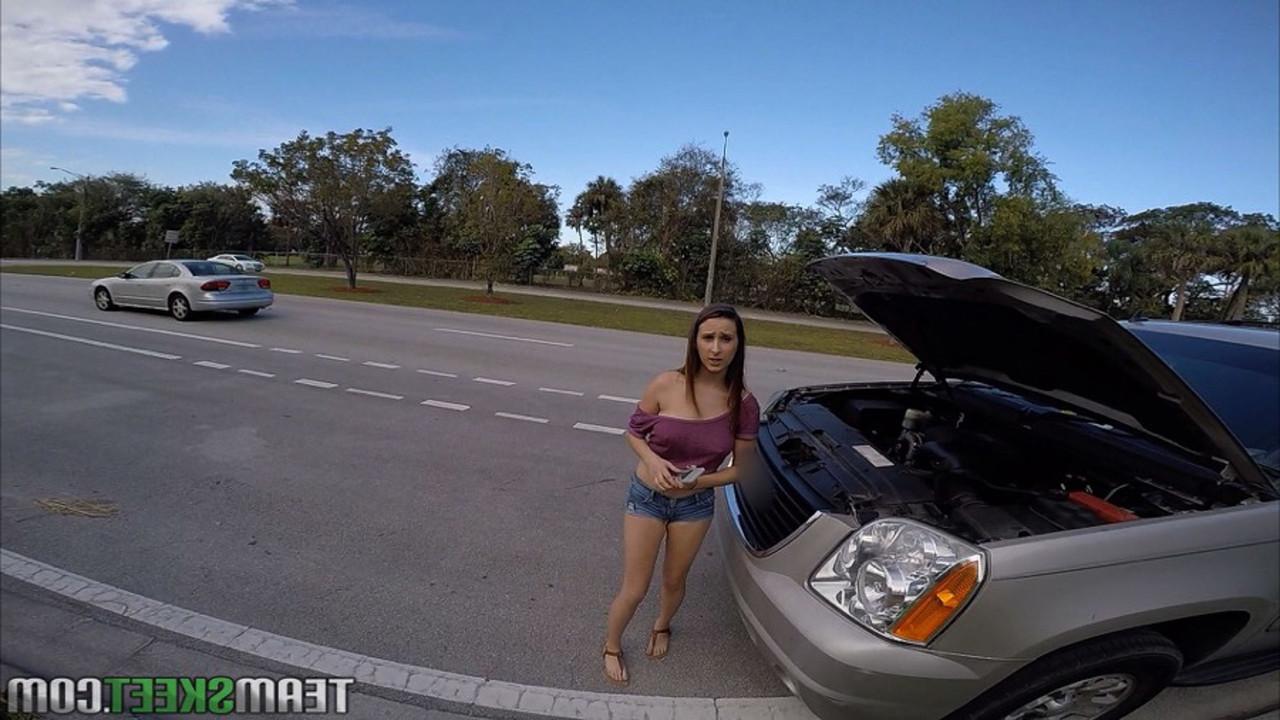 19P La morena varada Ashley Adams desnuda su culo redondo para una follada POV en el asiento trasero