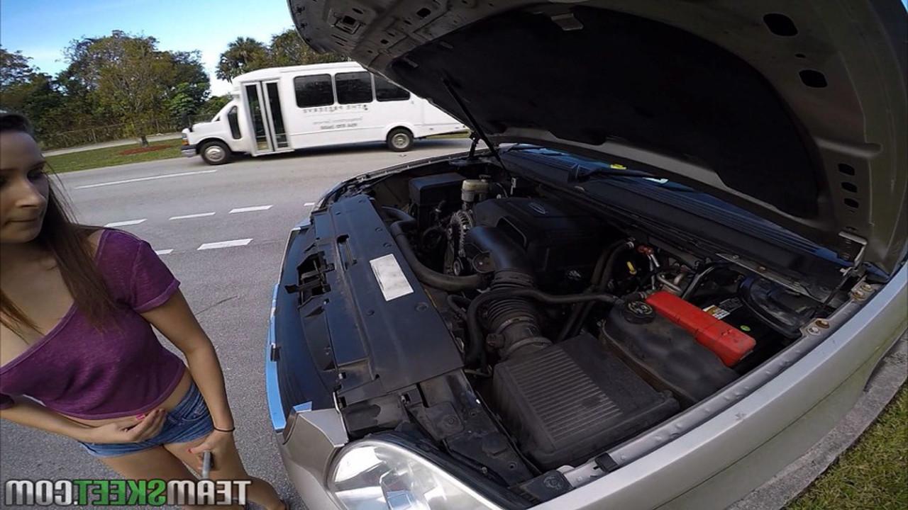 19P La morena varada Ashley Adams desnuda su culo redondo para una follada POV en el asiento trasero