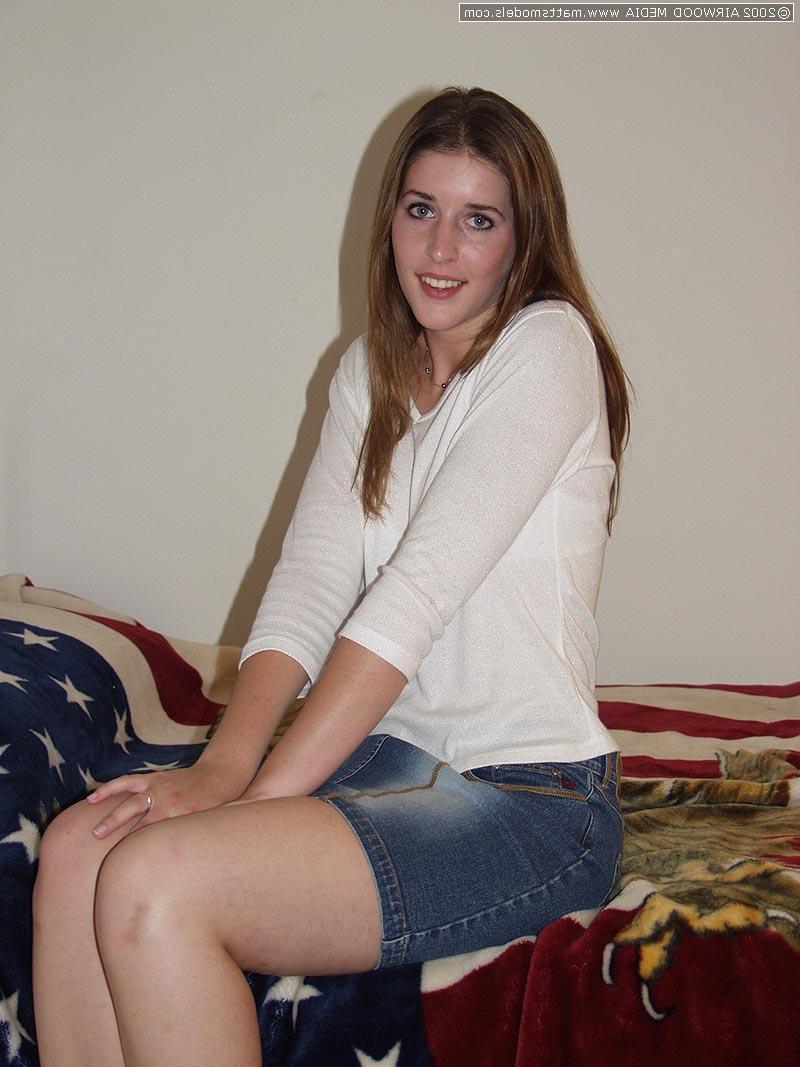 16P Amateur de piernas largas comienza mostrando sus bragas antes de desnudarse