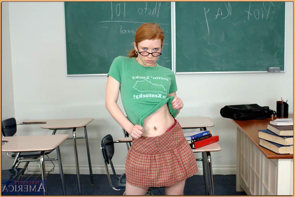 20P A adolescente ruiva Madison Young faz um piercing na buceta e é picada pelo professor