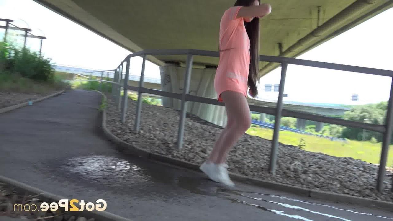 15P A garota da porta ao lado, Lara Fox, faz xixi embaixo de um viaduto