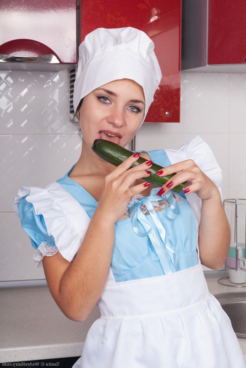16P La amateur Tanita estira su coño peludo después de desnudarse en la cocina