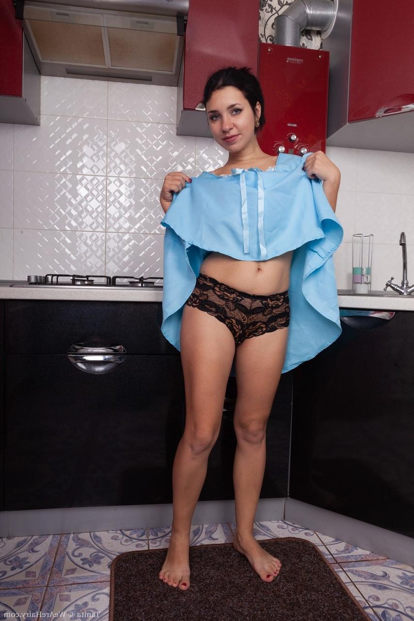 16P La amateur Tanita estira su coño peludo después de desnudarse en la cocina
