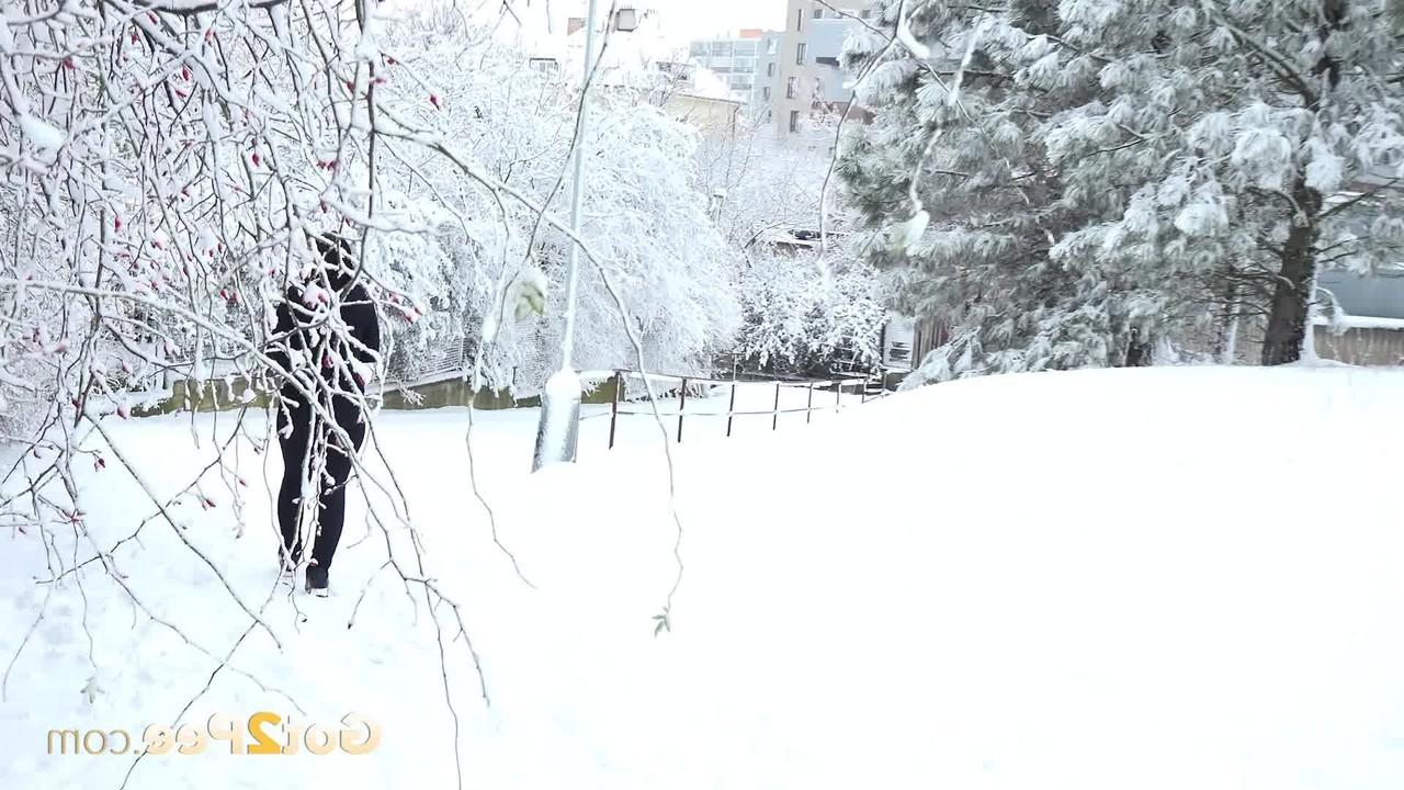 15P Белая девочка Хна спускается по лестнице, прежде чем пописать на снег