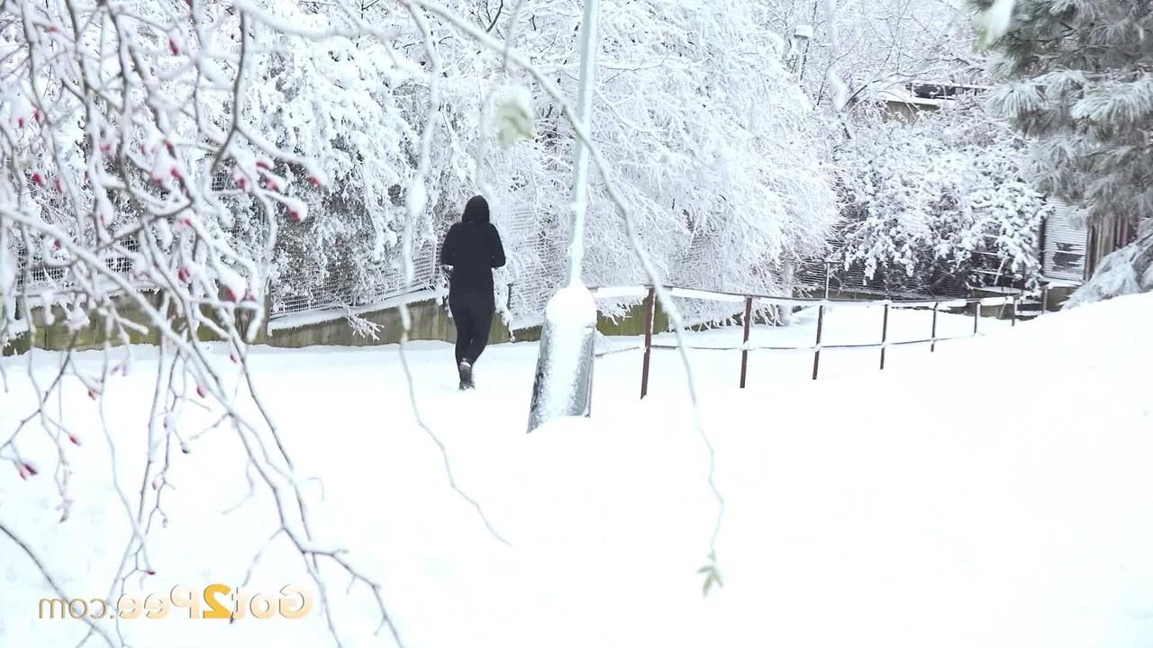 15P Белая девочка Хна спускается по лестнице, прежде чем пописать на снег