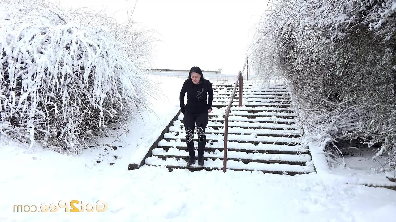 15P Белая девочка Хна спускается по лестнице, прежде чем пописать на снег