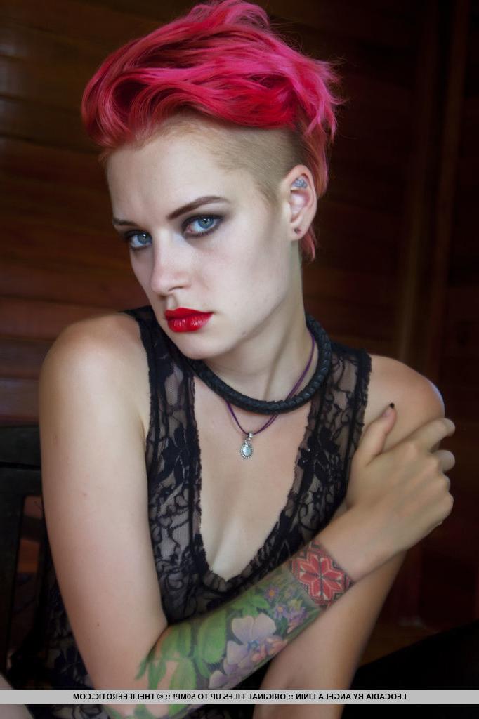 16P Das Alt-Girl Leocadia macht verlockende Solo-Posen in schwarzen OTK-Socken auf einem Kissen